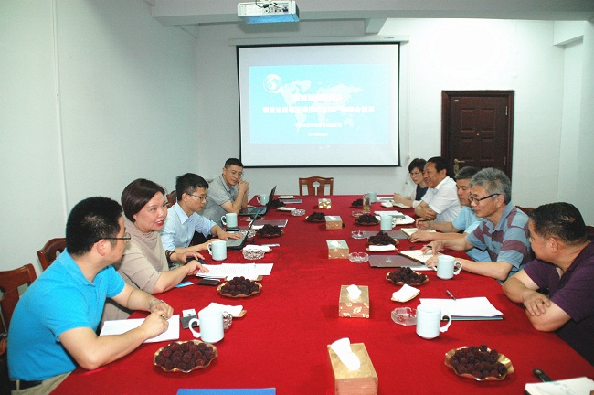 1467177207779047.jpg 1中國經(jīng)濟(jì)報(bào)高級(jí)編輯王淑芬一同采訪太極公司.JPG